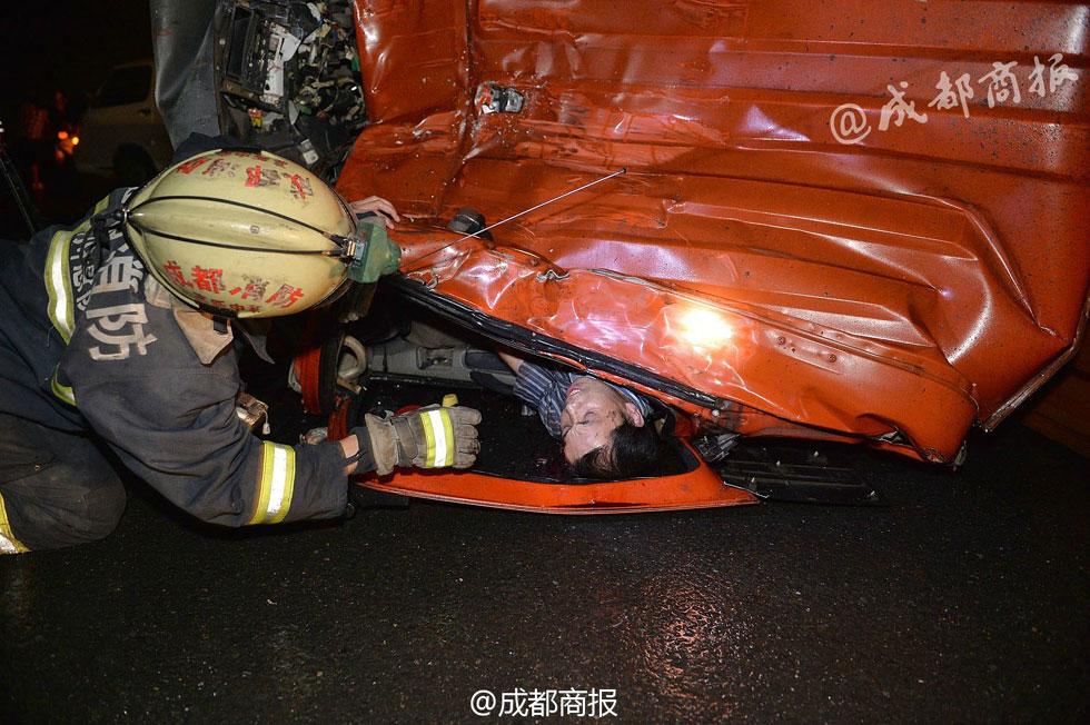 记者采访成都一车祸遭遇二次车祸