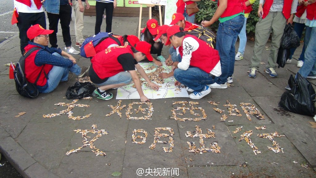 杭州西湖景区志愿者3小时捡3000多个烟头