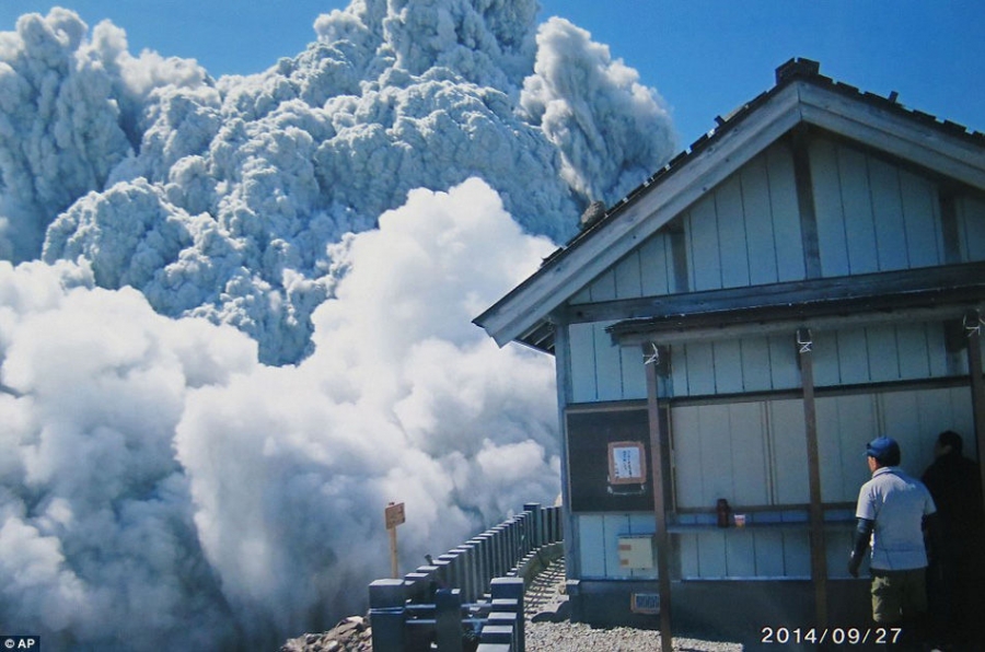 男子拍照后几秒被火山灰夺走生命