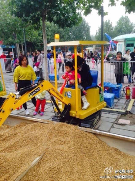 北京公园现儿童挖掘机 5分钟40元