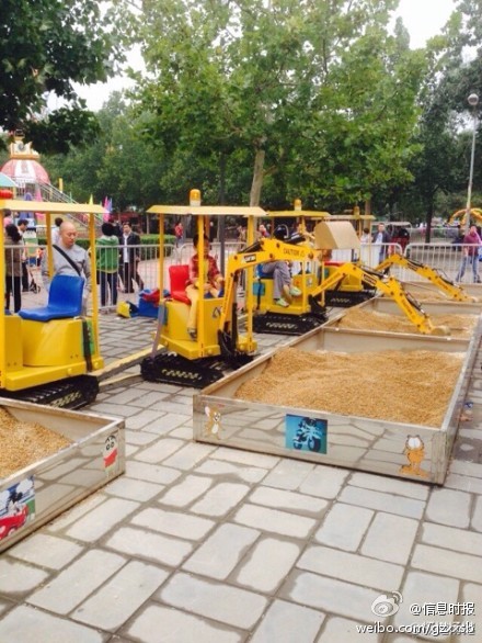 北京公园现儿童挖掘机 5分钟40元