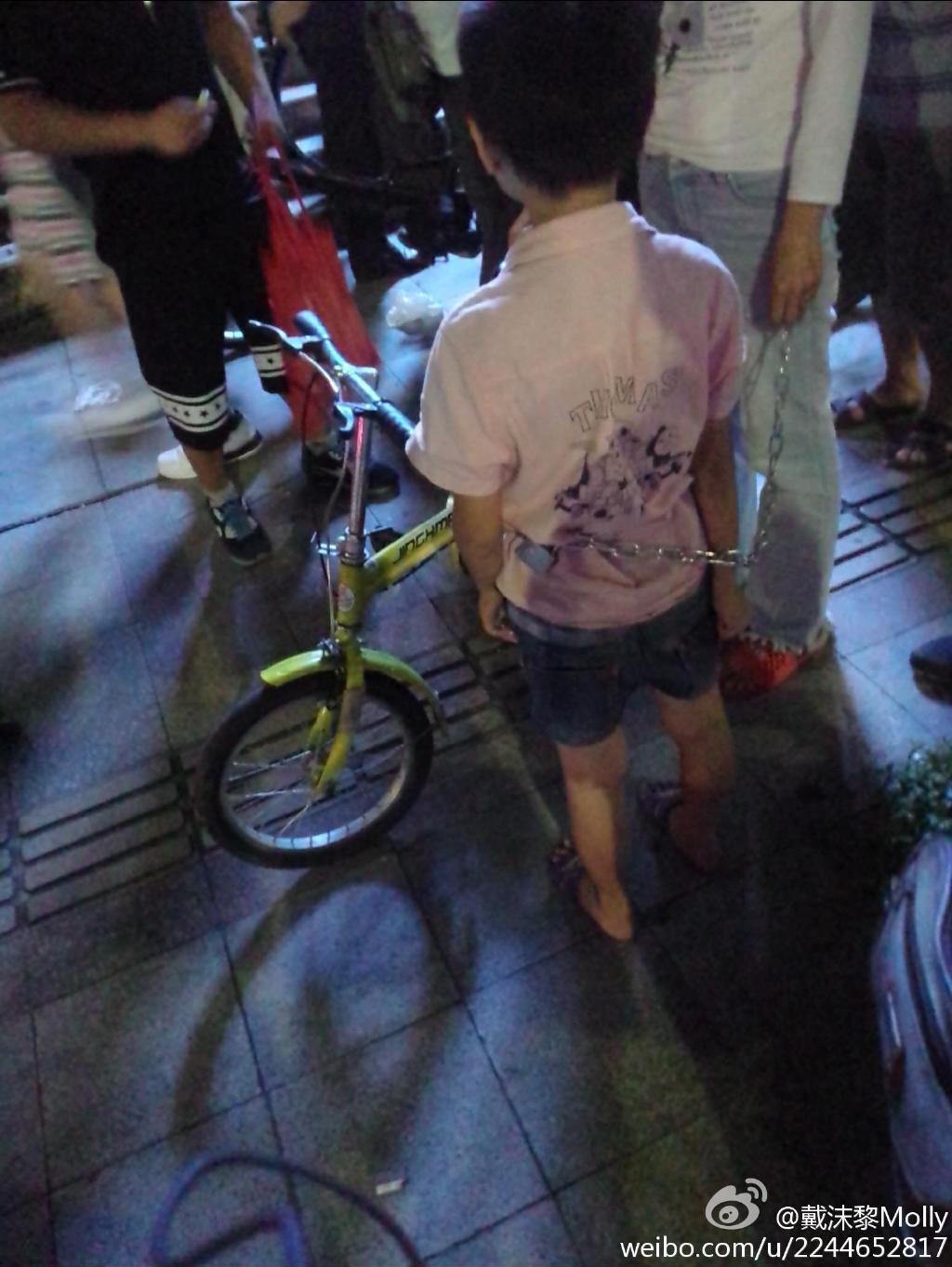 珠海骑车女子用铁链拖行一男孩 警方回应：两人为母子关系
