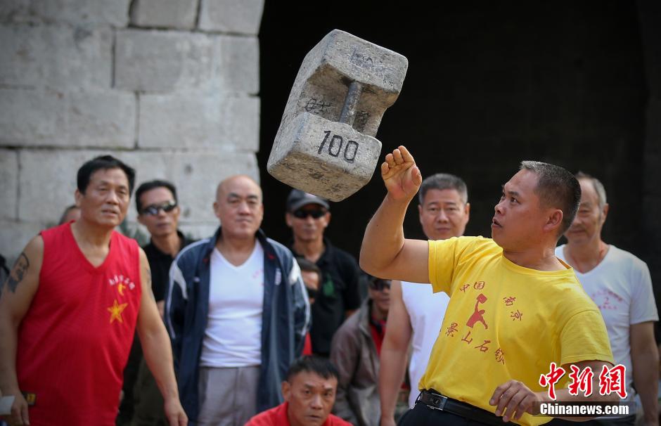 南京民间大力士掷百余斤石锁上演“达人秀”