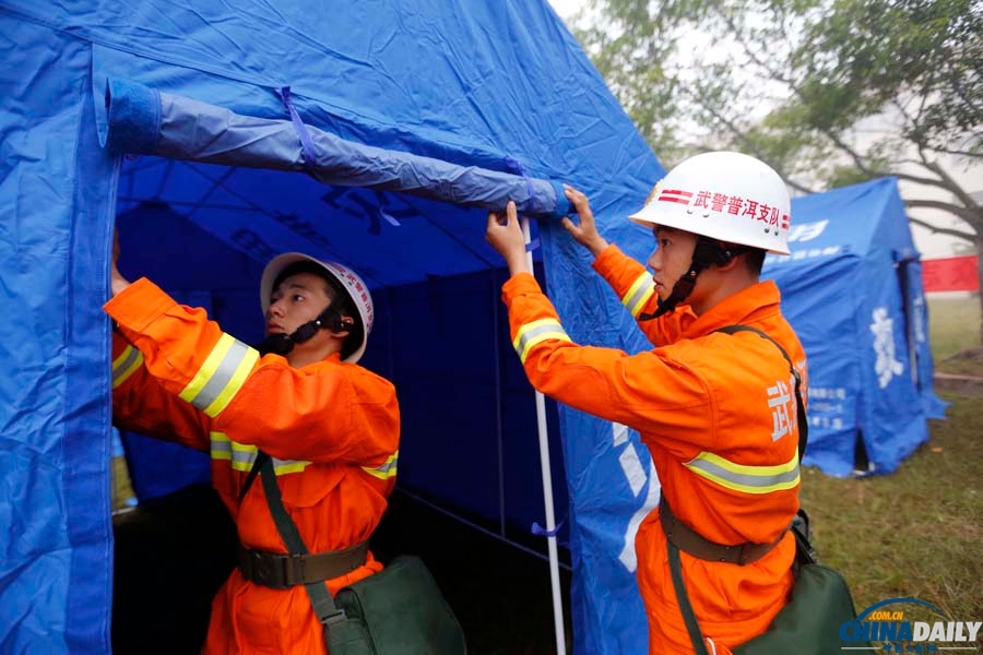 云南景谷：武警官兵灾区搭建救灾帐篷