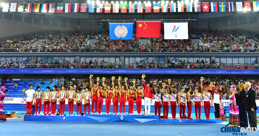 广西南宁：体操世锦赛 中国男团夺冠