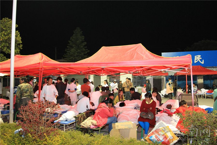 景谷县城群众在空旷地点露宿或车里过夜