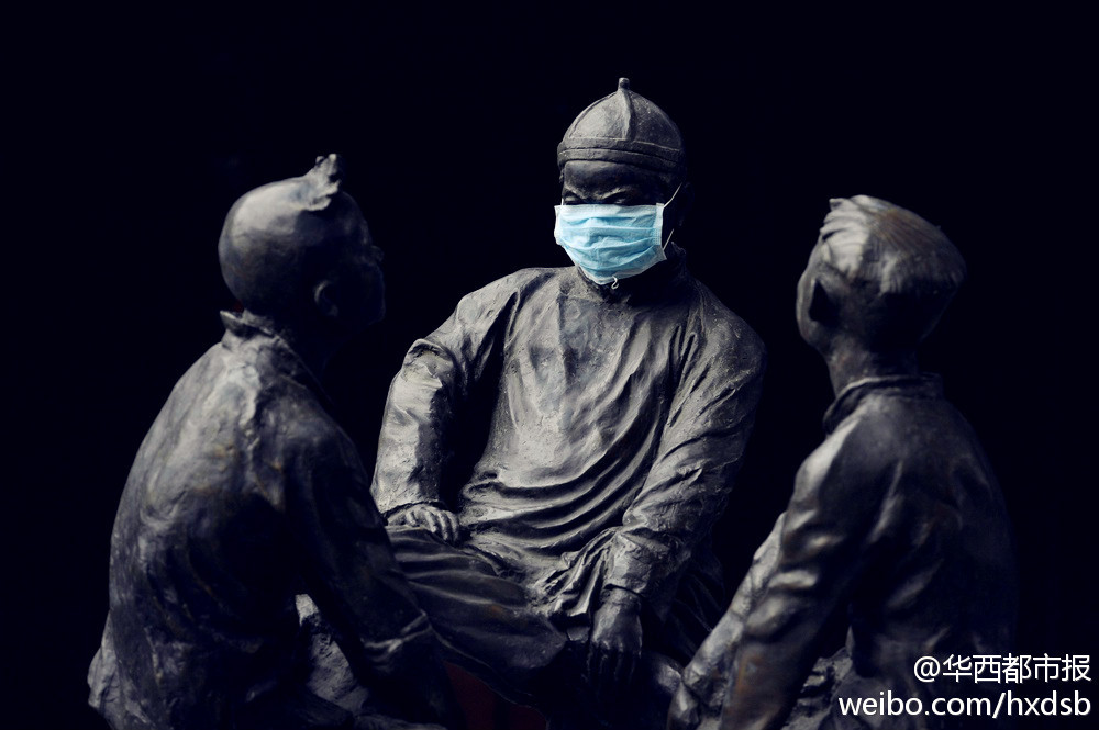 雾霾笼罩成都 孩童雕塑被戴上口罩[组图]