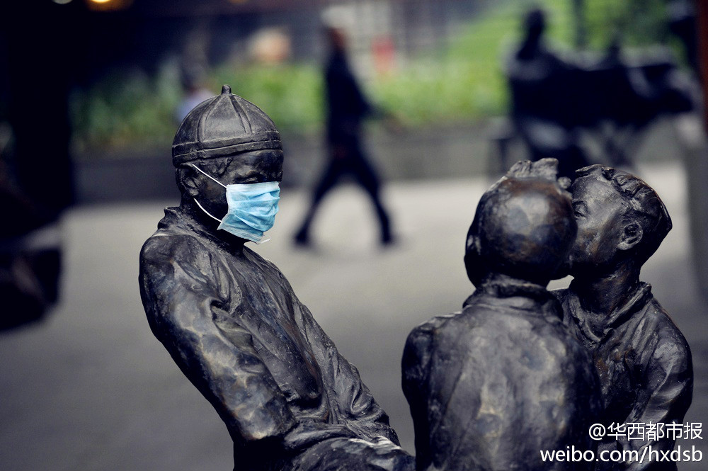 雾霾笼罩成都 孩童雕塑被戴上口罩[组图]
