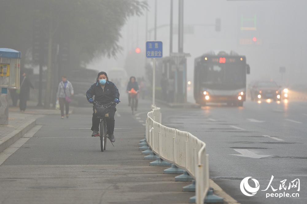 北京发布大雾橙色预警 白天仍有重度霾