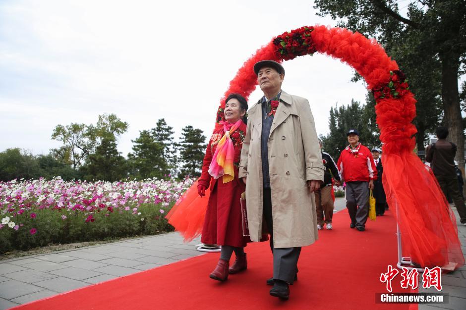 北京百余老人庆金婚 “自拍神器”记录幸福瞬间