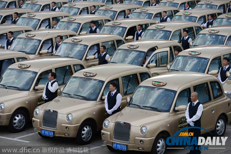 上海：首批英伦老爷车出租上路运营 “土豪金”造型抢眼