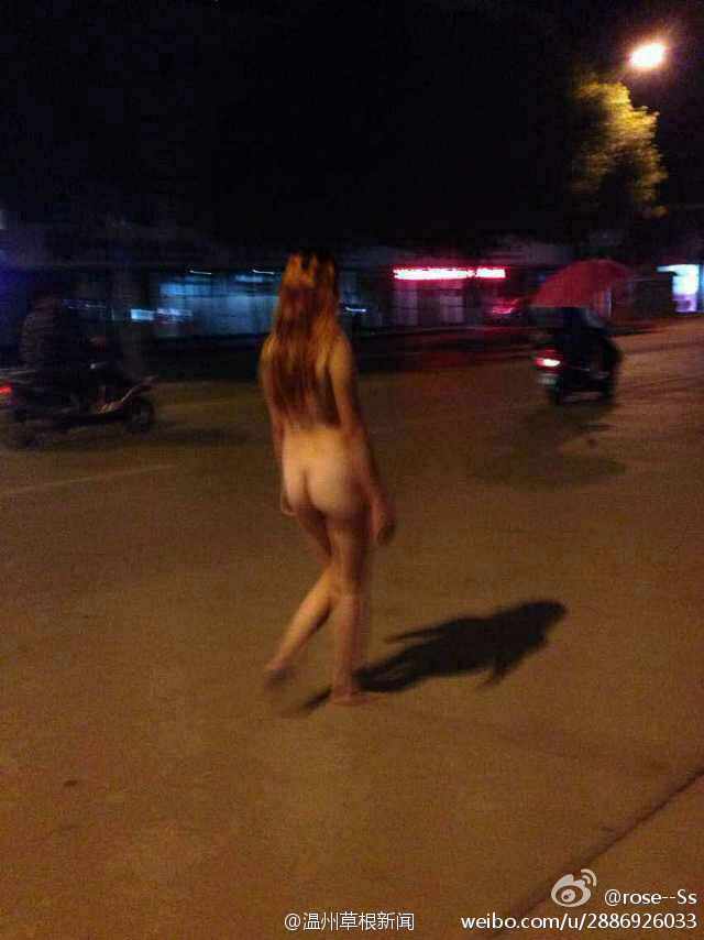 女子为iphone6街头裸跑