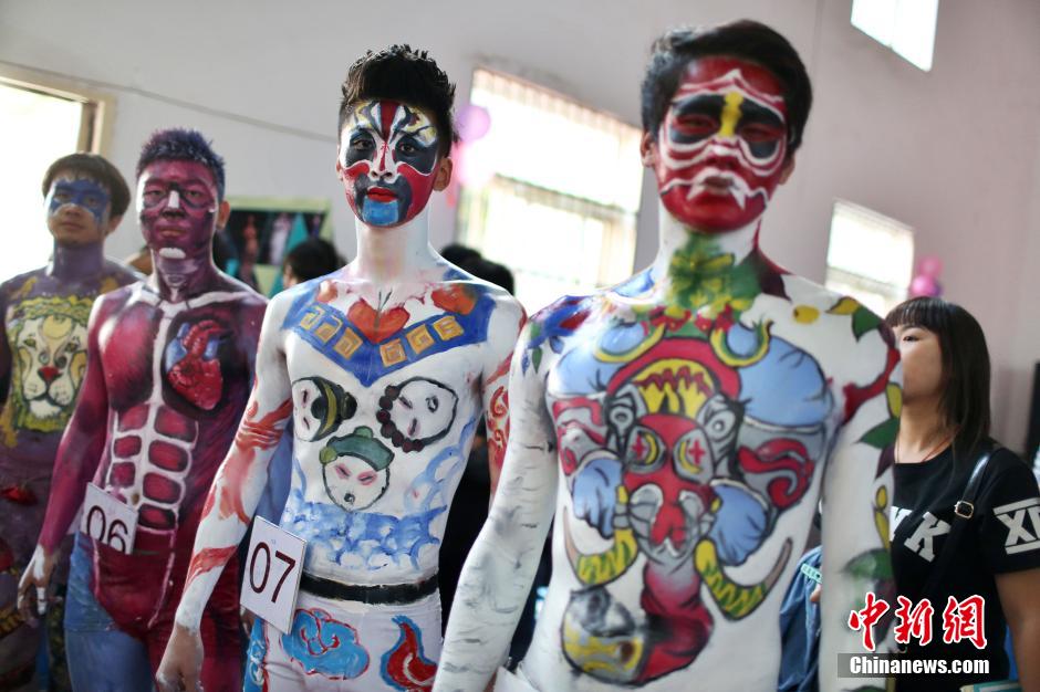 南京大学生人体彩绘释放个性“致青春”