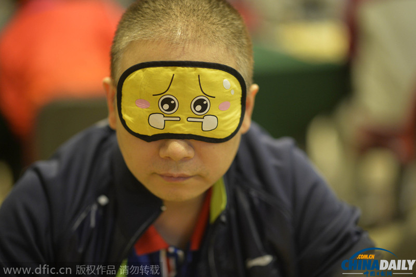 重庆盲人象棋赛 头戴眼罩呆萌比拼