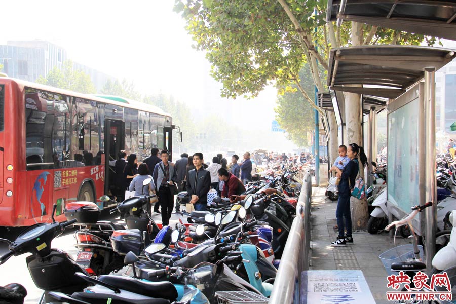 郑州公交站被电动车“包围” 收费员月入万元