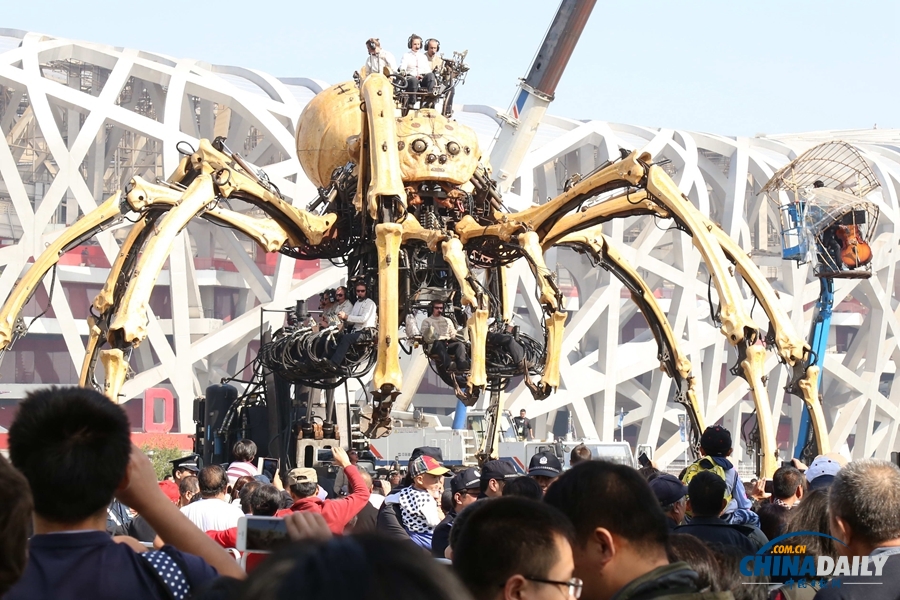 法国机械“龙马”“蜘蛛”免费巡游表演在京举行