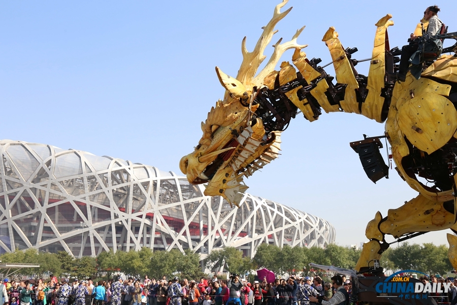 法国机械“龙马”“蜘蛛”免费巡游表演在京举行