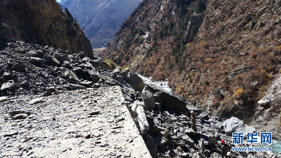川藏公路西藏昌都境内然乌段发生山体塌方致交通中断