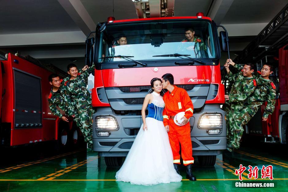 消防队里的浪漫婚纱照