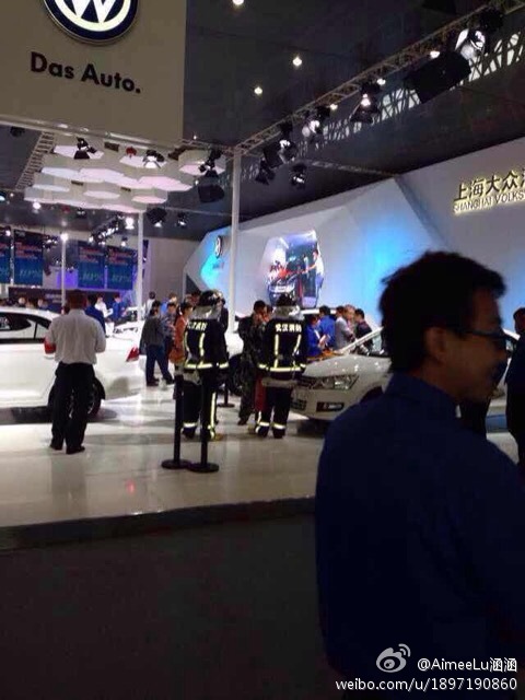 武汉国际车展两车“自燃”