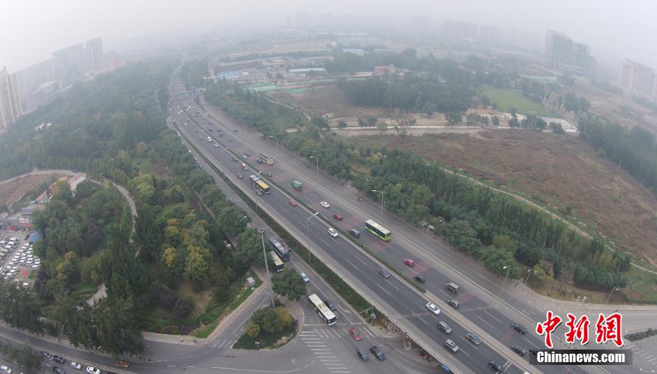 航拍雾霾中的北京[组图]