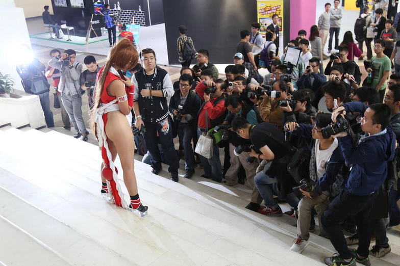北京网博会 模特“露臀装”引围观