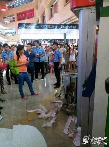 东莞：女子因银行卡被吞徒手拆ATM机