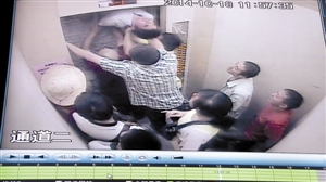深圳：11人被困电梯 在墙上挖洞自救