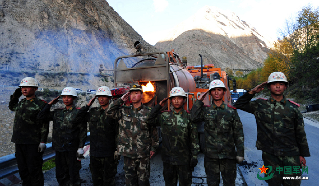 川藏线上的护路兵 扎根雪域献身公路