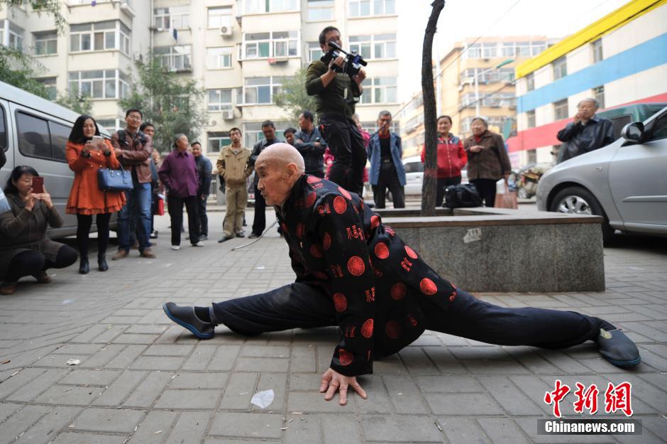 山西太原96岁老人展示健身“绝技”