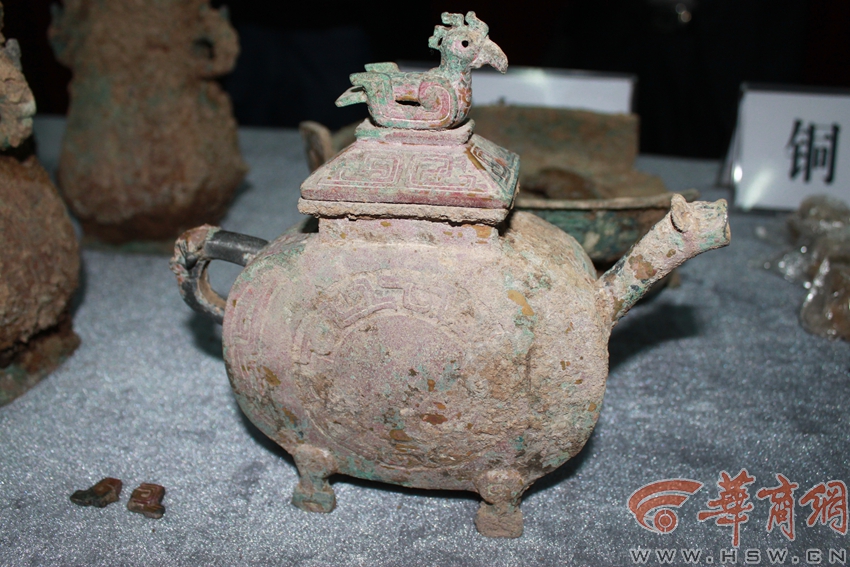 陕西村民自家后院挖出青铜器 物主或是秦国贵族