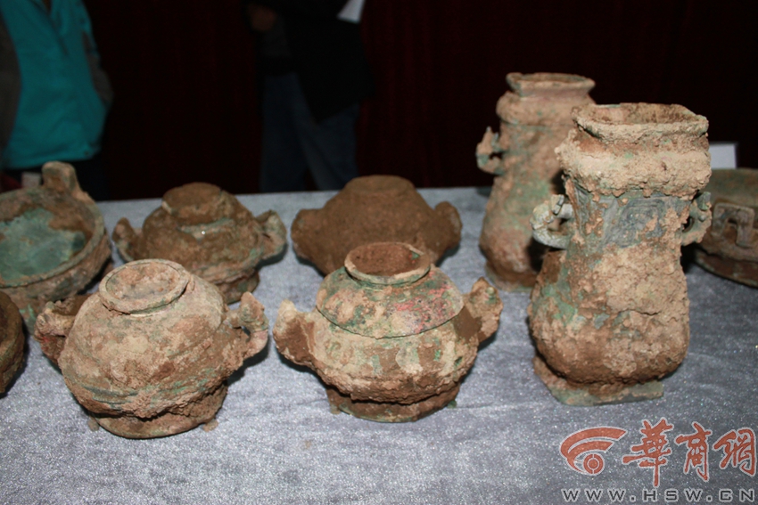 陕西村民自家后院挖出青铜器 物主或是秦国贵族