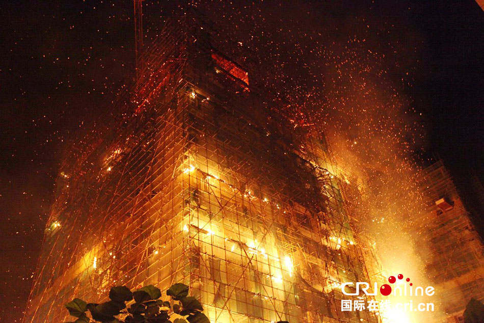 广西灵川一在建18层高楼突发火灾 火光冲天