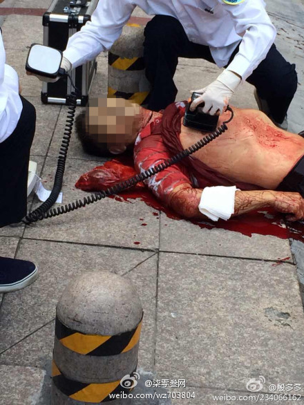温州男子被当街割喉 捂伤口走70米倒下身亡