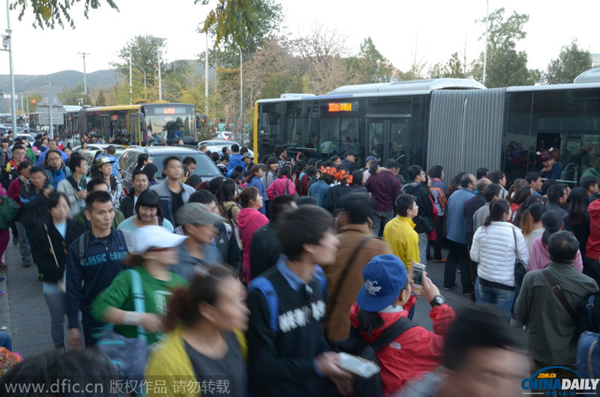 香山红叶节游客挤爆公交车