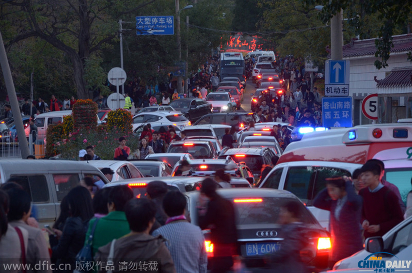 香山红叶节游客挤爆公交车
