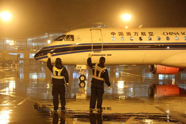 南航新疆：气温破冰点 飞机除冰忙