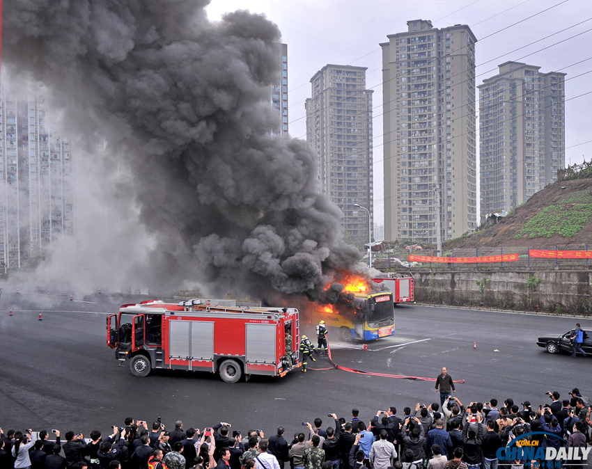 重庆公交集团应急演练 为效果逼真点燃公交车