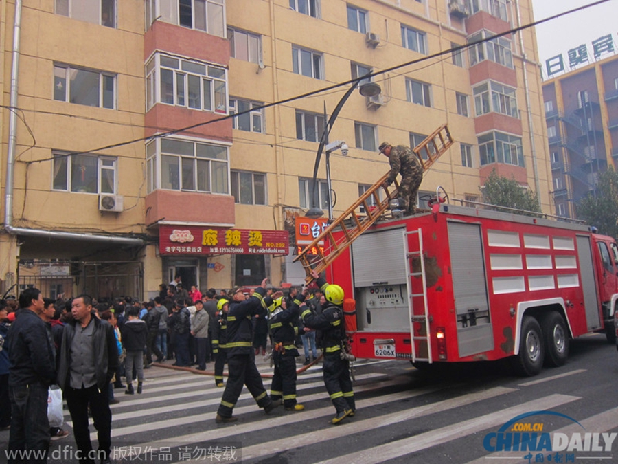 哈尔滨一小区发生爆炸 玻璃渣遍地