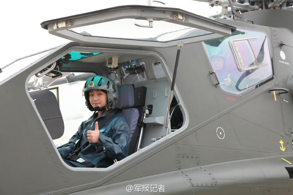 中国陆航首批武装直升机女飞行员亮相