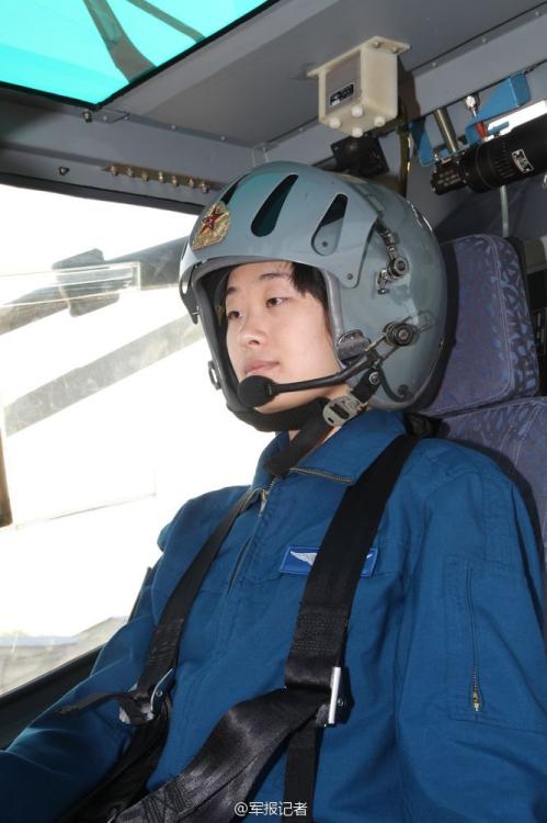中国陆航首批武装直升机女飞行员亮相
