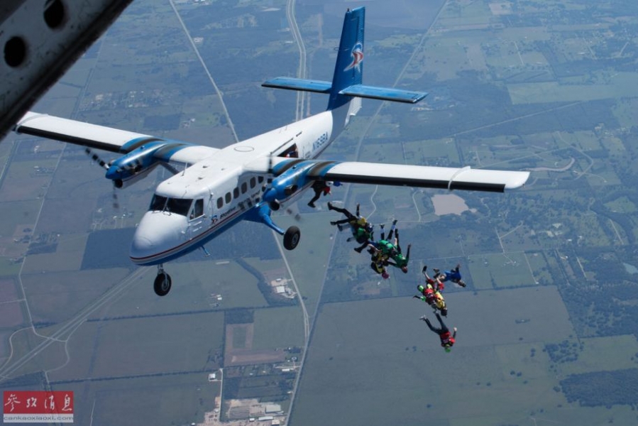 57名跳伞者高空拼心形破世界纪录