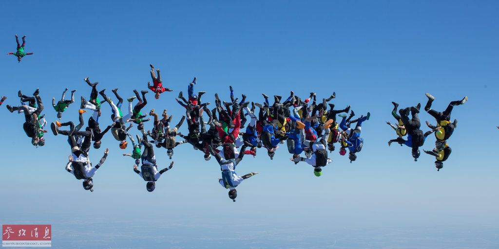 57名跳伞者高空拼心形破世界纪录