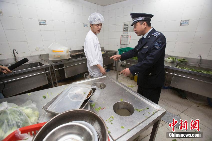 北京为保证APEC会议餐饮 周边餐馆接受抽查