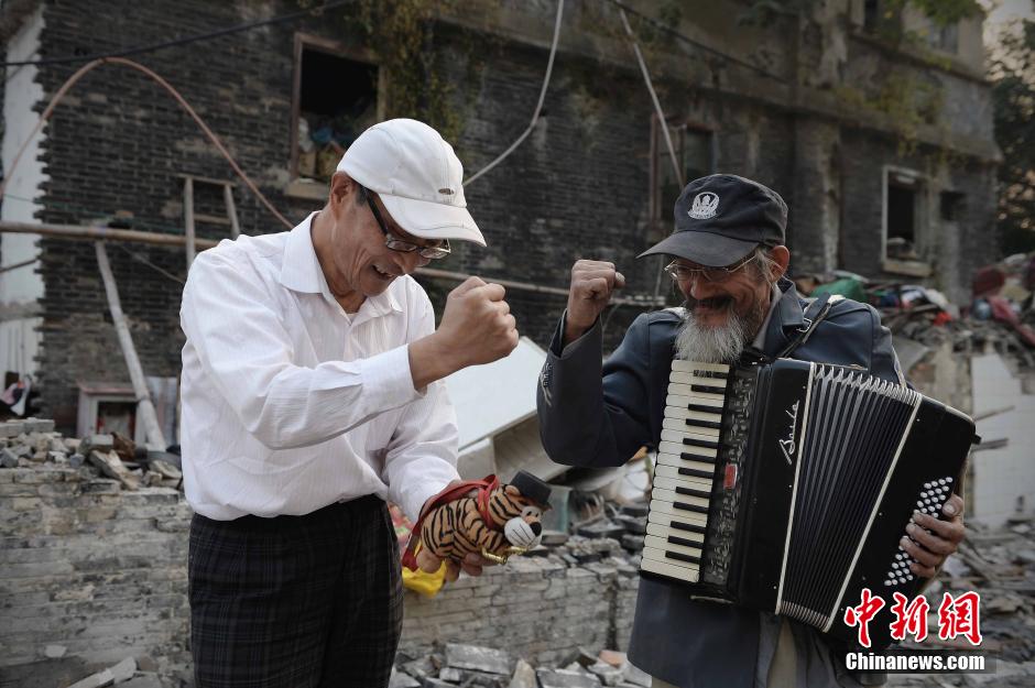 【图片故事】废墟上的风琴手