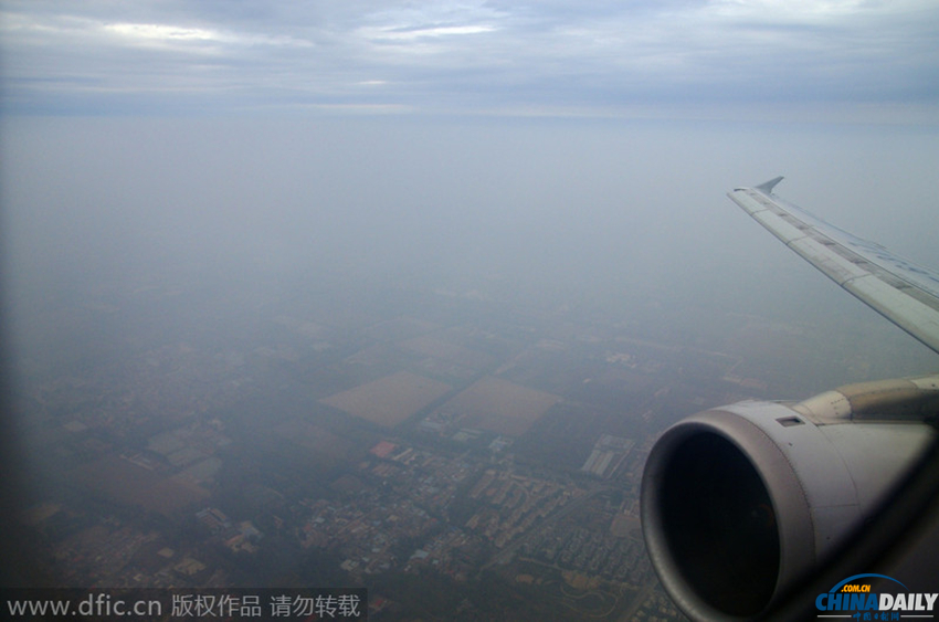 北京到广州的航班上拍摄南北雾霾