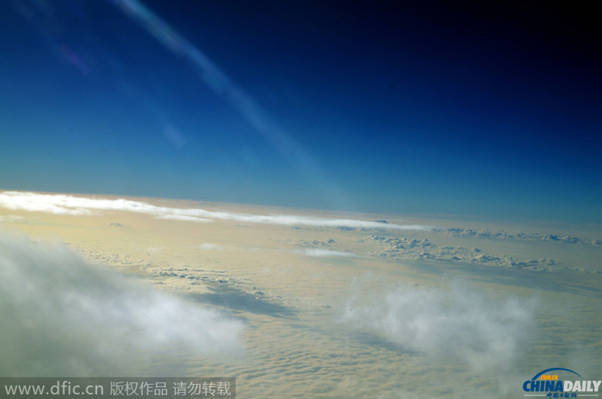 北京到广州的航班上拍摄南北雾霾