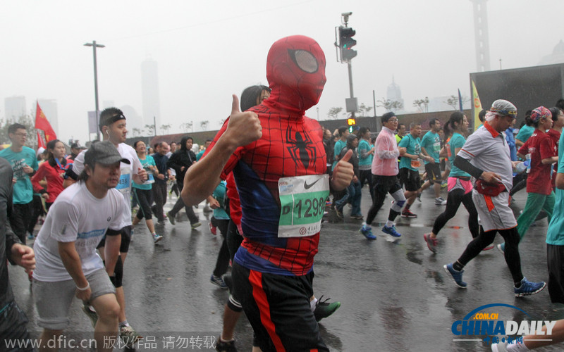 2014上海国际马拉松赛雨中开跑 选手奇装异服奇葩多