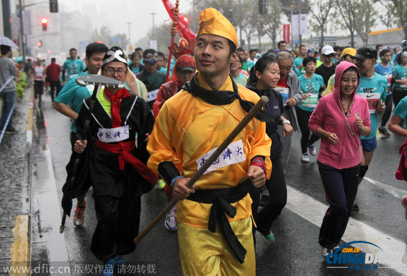 2014上海国际马拉松赛雨中开跑 选手奇装异服奇葩多