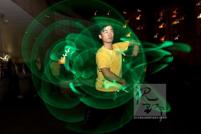 台州：市民健身有创意 爱舞夜光双截棍